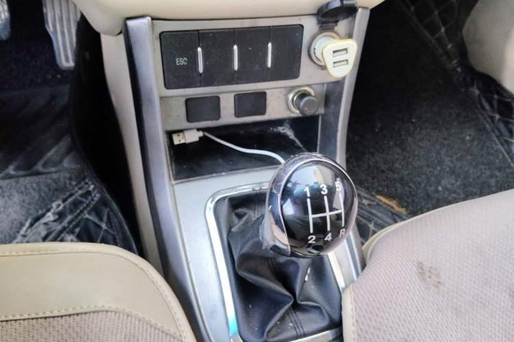 Used Geely Auto Classic Emgrand 2012 Sedan 1.8L Manual Luxury Model Gear Lever
