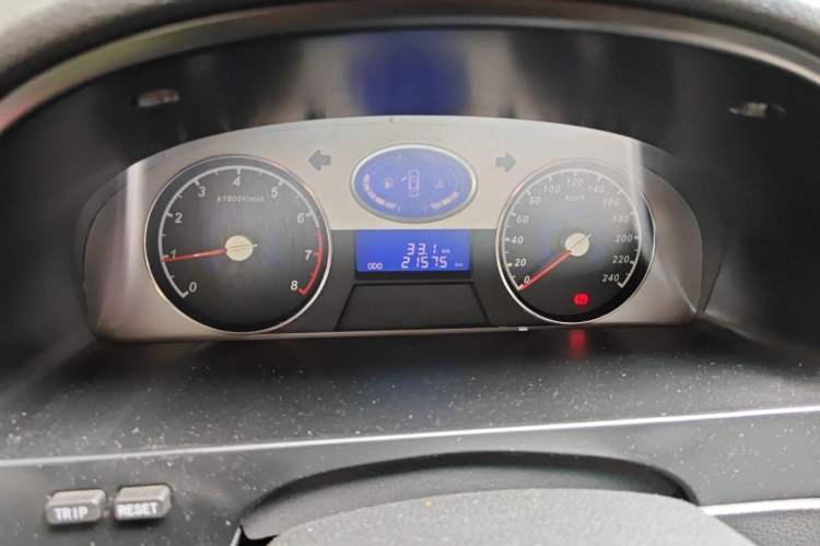 Used Geely Auto Classic Emgrand 2012 Hatchback 1.5L Manual Chao Yue Model Odometer Close Up
