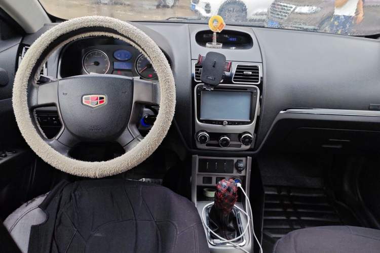 Used Geely Auto Classic Emgrand 2012 Hatchback 1.5L Manual Chao Yue Huimin Model Center Console
