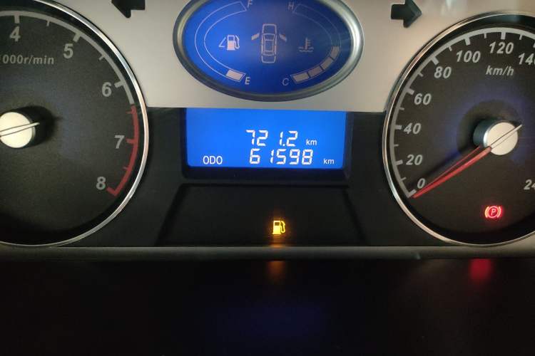 Used Geely Auto Classic Emgrand 2012 Hatchback 1.5L Manual Chao Yue Huimin Model Odometer Close Up