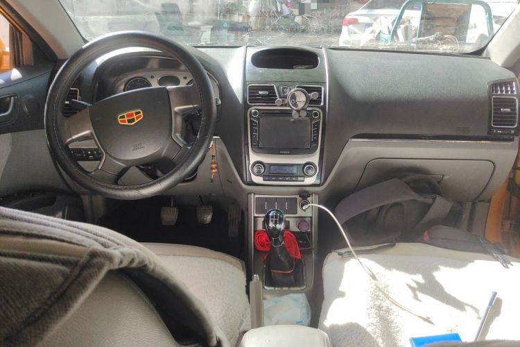 Used Geely Auto Classic Emgrand 2012 Hatchback 1.8L Manual Comfort Edition Center Console