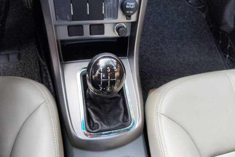 Used Geely Auto Classic Emgrand 2012 Sedan 1.8L Manual Luxury Model Gear Lever