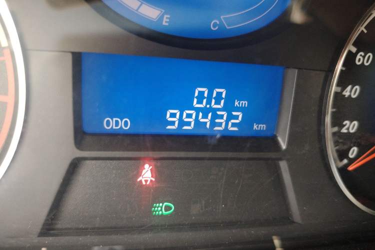 Used Geely Auto Classic Emgrand 2013 Sedan 1.5L Manual Entry-Level Model Odometer Close Up