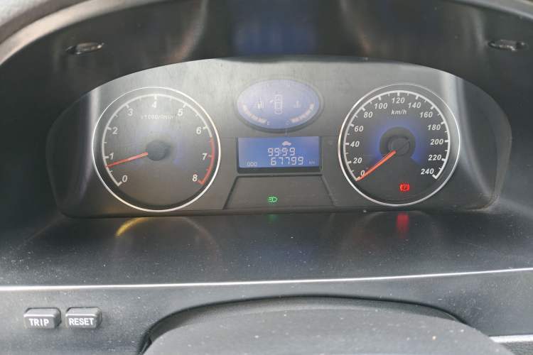 Used Geely Auto Classic Emgrand 2013 Sedan 1.5L Manual Entry-Level Model Odometer Close Up