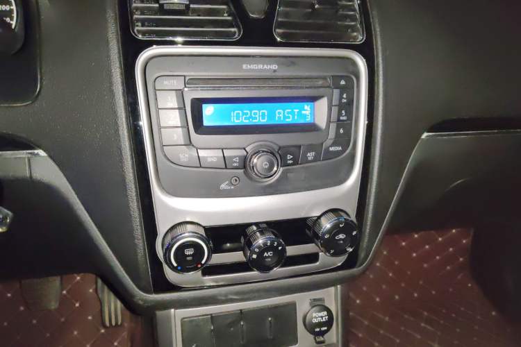 Used Geely Auto Classic Emgrand 2013 Hatchback 1.5L Manual Entry-Level Model Audio And AC Panel