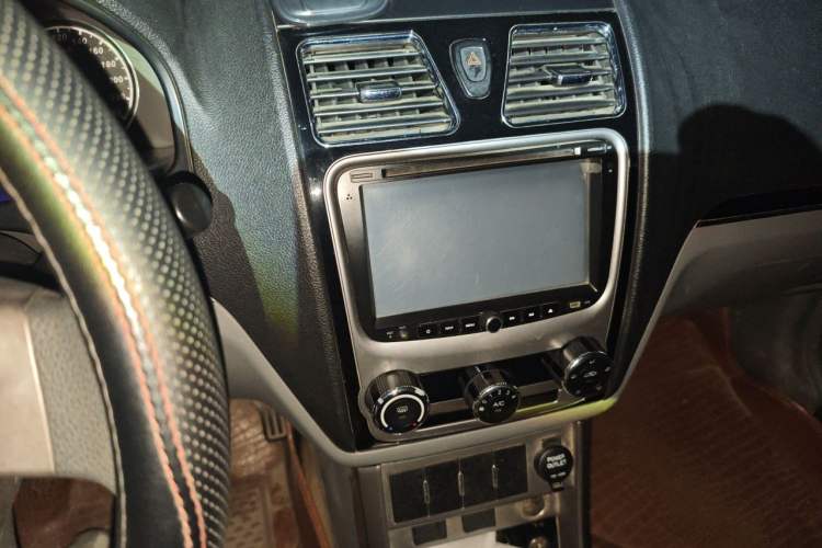Used Geely Auto Classic Emgrand 2013 Sedan 1.5L Manual Entry-Level Model Audio And AC Panel