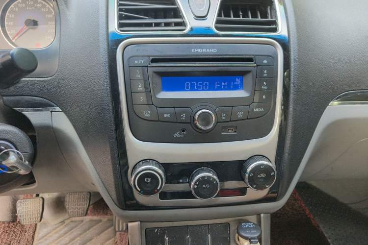 Used Geely Auto Classic Emgrand 2013 Sedan 1.5L Manual Entry-Level Model Audio And AC Panel