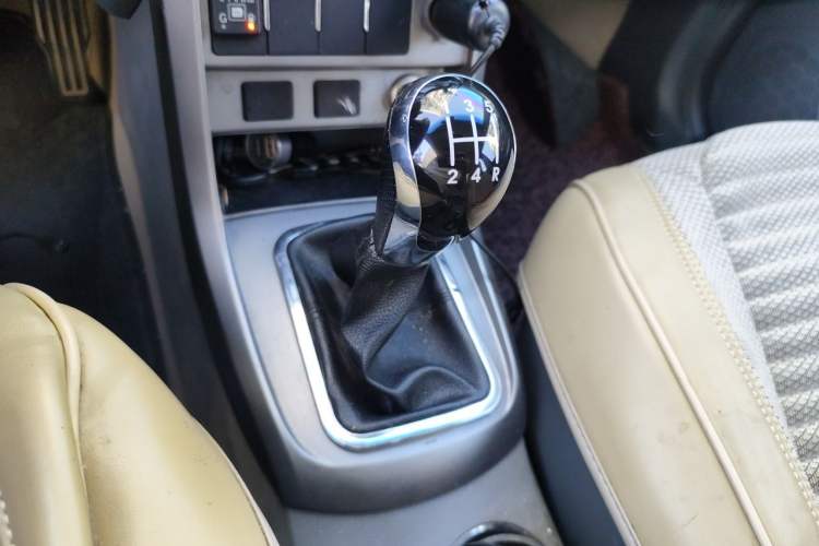 Used Geely Auto Classic Emgrand 2013 Sedan 1.8L Manual Entry-Level CNG Model Gear Lever