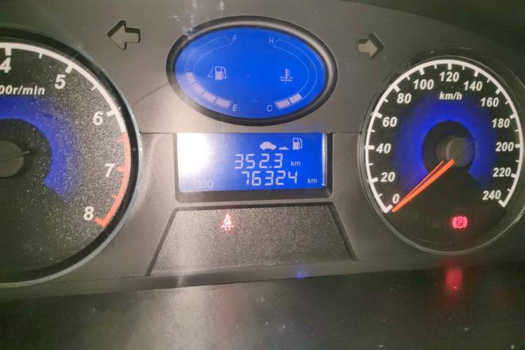 Used Geely Auto Classic Emgrand 2013 Hatchback 1.5L Manual Entry-Level Model Odometer Close Up