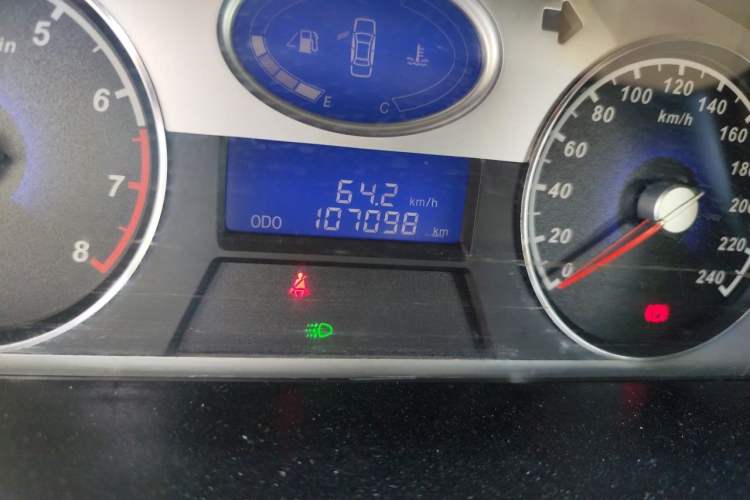 Used Geely Auto Classic Emgrand 2013 Sedan 1.8L Manual Entry-Level CNG Model Odometer Close Up