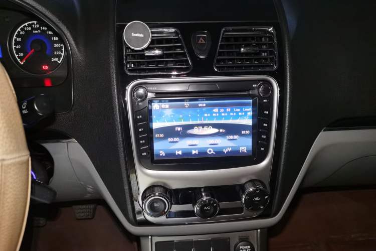 Used Geely Auto Classic Emgrand 2013 Sedan 1.5L Manual Entry-Level Model Audio And AC Panel