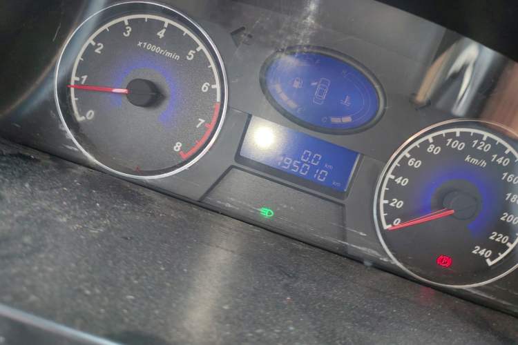 Used Geely Auto Classic Emgrand 2013 Sedan 1.5L Manual Entry-Level Model Odometer Close Up