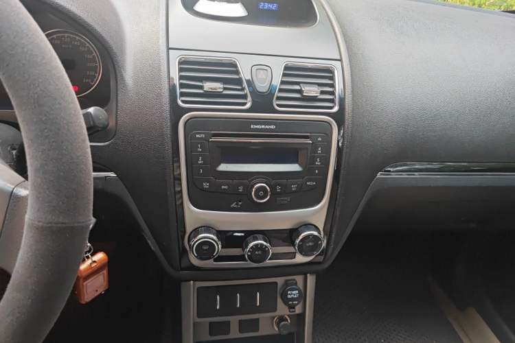 Used Geely Auto Classic Emgrand 2013 Hatchback 1.5L Manual Entry-Level Model Audio And AC Panel