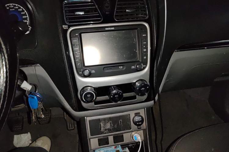 Used Geely Auto Classic Emgrand 2013 Sedan 1.5L Manual Entry-Level Model Audio And AC Panel