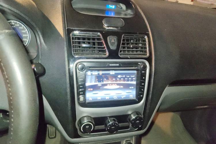 Used Geely Auto Classic Emgrand 2013 Sedan 1.5L Manual Entry-Level Model Audio And AC Panel