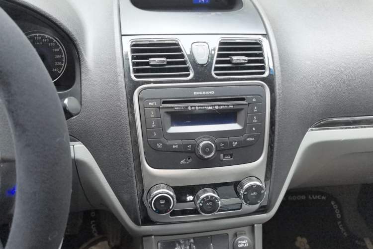 Used Geely Auto Classic Emgrand 2013 Sedan 1.5L Manual Entry-Level Model Audio And AC Panel