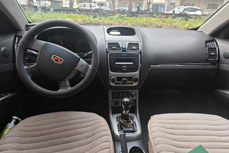 Used Geely Auto Classic Emgrand 2013 Hatchback 1.5L Manual Entry-Level Model Center Console