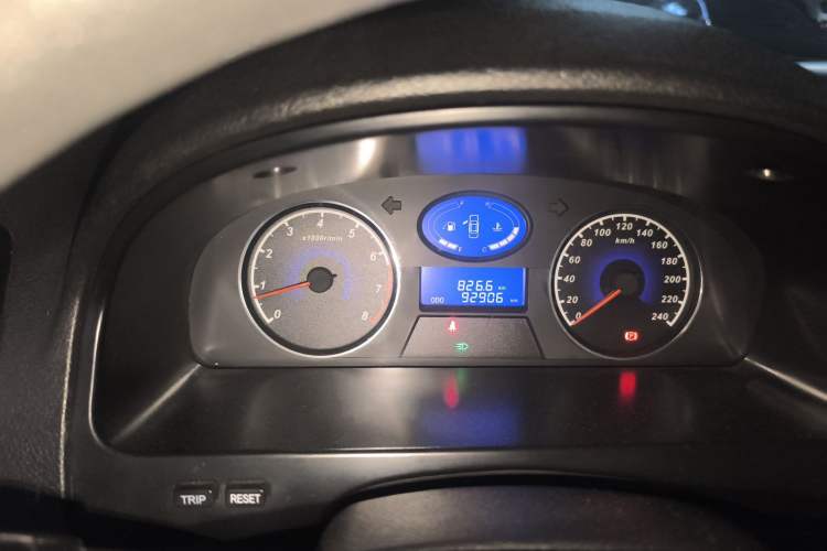 Used Geely Auto Classic Emgrand 2013 Sedan 1.5L Manual Entry-Level Model Odometer Close Up