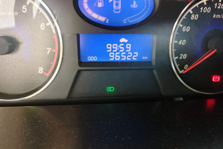 Used Geely Auto Classic Emgrand 2013 Sedan 1.5L Manual Entry-Level Model Odometer Close Up