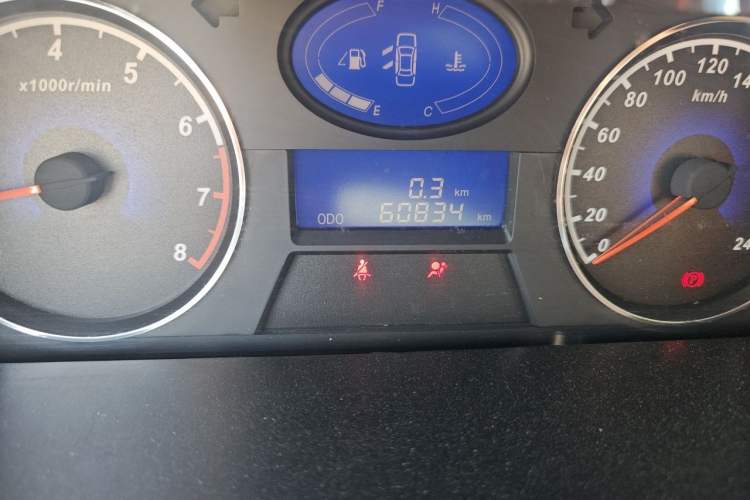 Used Geely Auto Classic Emgrand 2013 Hatchback 1.5L Manual Entry-Level Model Odometer Close Up