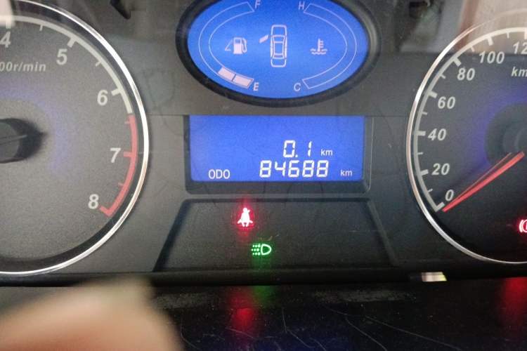 Used Geely Auto Classic Emgrand 2013 Sedan 1.5L Manual Entry-Level Model Odometer Close Up