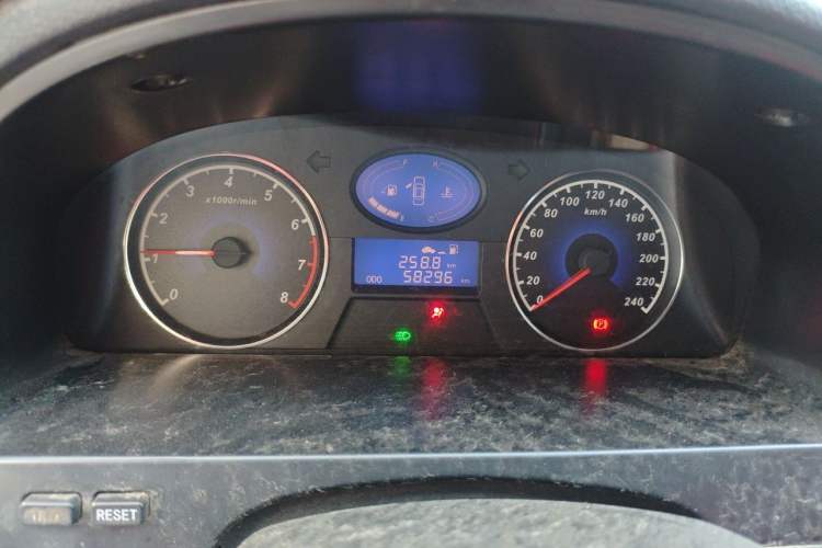 Used Geely Auto Classic Emgrand 2013 Sedan 1.5L Manual Entry-Level Model Odometer Close Up