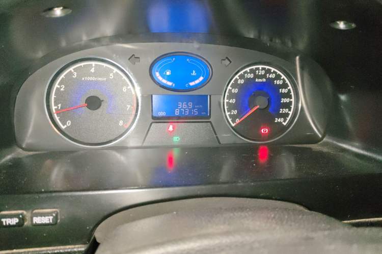 Used Geely Auto Classic Emgrand 2013 Sedan 1.5L Manual Entry-Level Model Odometer Close Up