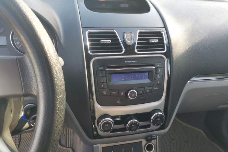 Used Geely Auto Classic Emgrand 2013 Sedan 1.5L Manual Entry-Level Model Audio And AC Panel