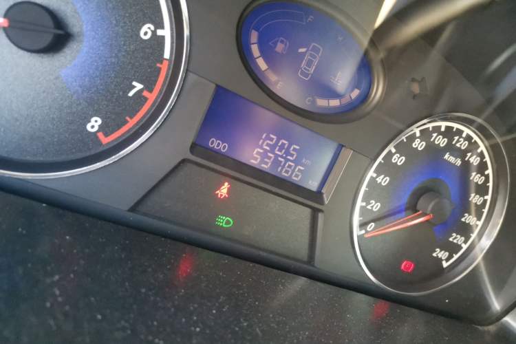 Used Geely Auto Classic Emgrand 2013 Sedan 1.5L Manual Entry-Level Model Odometer Close Up