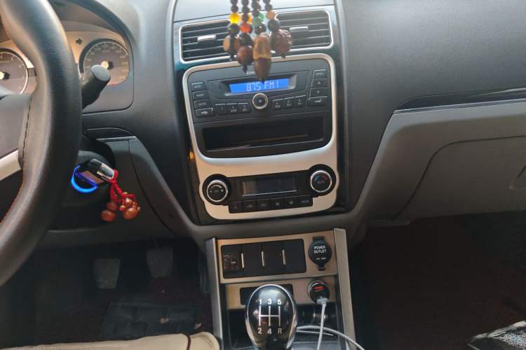 Used Geely Auto Classic Emgrand 2013 Sedan 1.8L Manual Entry-Level CNG Model Audio And AC Panel