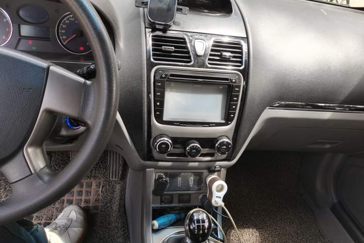 Used Geely Auto Classic Emgrand 2013 Sedan 1.5L Manual Entry-Level Model Audio And AC Panel