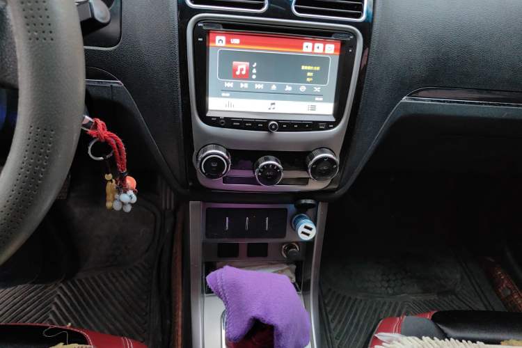 Used Geely Auto Classic Emgrand 2013 Hatchback 1.5L Manual Entry-Level Model Audio And AC Panel