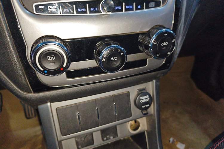 Used Geely Auto Classic Emgrand 2013 Hatchback 1.5L Manual Entry-Level Model Audio And AC Panel