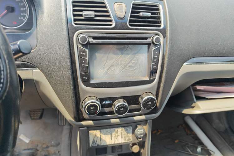 Used Geely Auto Classic Emgrand 2013 Sedan 1.5L Manual Entry-Level Model Audio And AC Panel