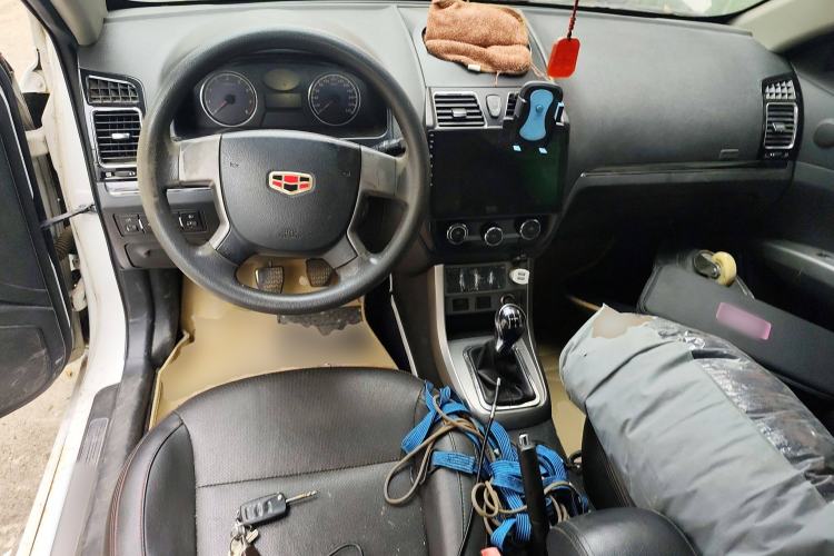 Used Geely Auto Classic Emgrand 2013 Hatchback 1.5L Manual Entry-Level Model Center Console