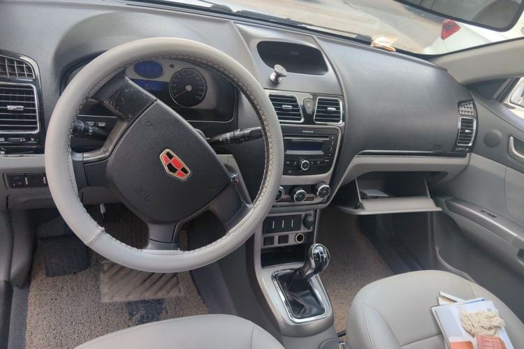 Used Geely Auto Classic Emgrand 2013 Hatchback 1.5L Manual Entry-Level Model Center Console