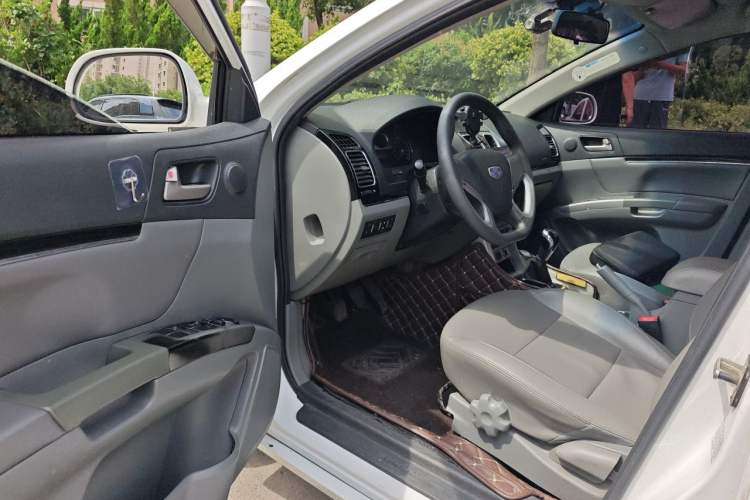 Used Geely Auto Classic Emgrand 2013 Sedan 1.8L Manual Elite CNG Model Driver Seat