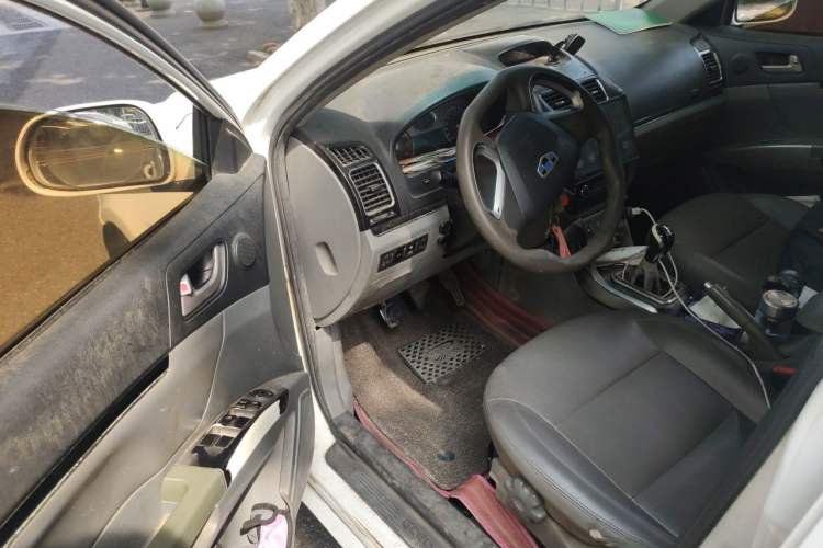 Used Geely Auto Classic Emgrand 2013 Sedan 1.8L Manual Elite CNG Model Driver Seat