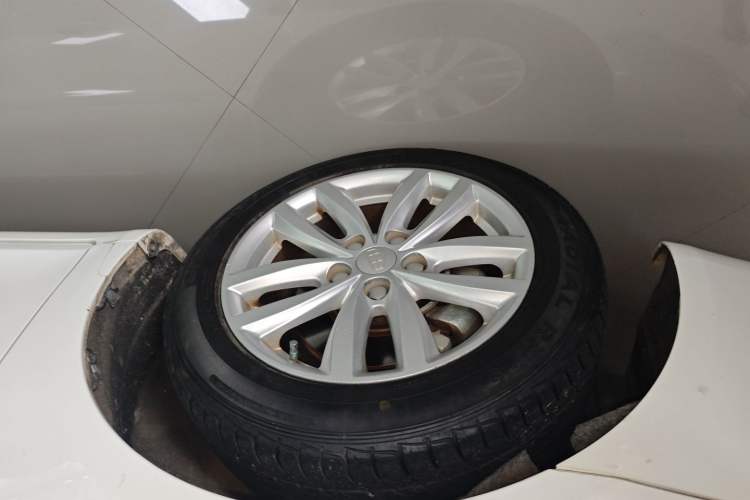 Used Geely Auto Classic Emgrand 2013 Sedan 1.8L CVT Elite Model Exterior 3