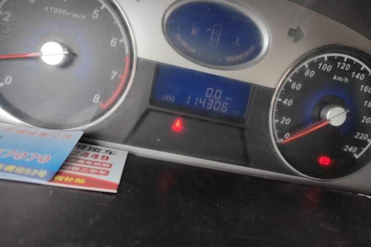 Used Geely Auto Classic Emgrand 2013 Sedan 1.8L Manual Entry-Level CNG Model Odometer Close Up