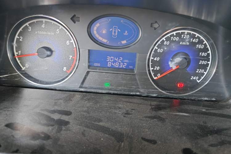 Used Geely Auto Classic Emgrand 2013 Sedan 1.5L Manual Entry-Level Model Odometer Close Up