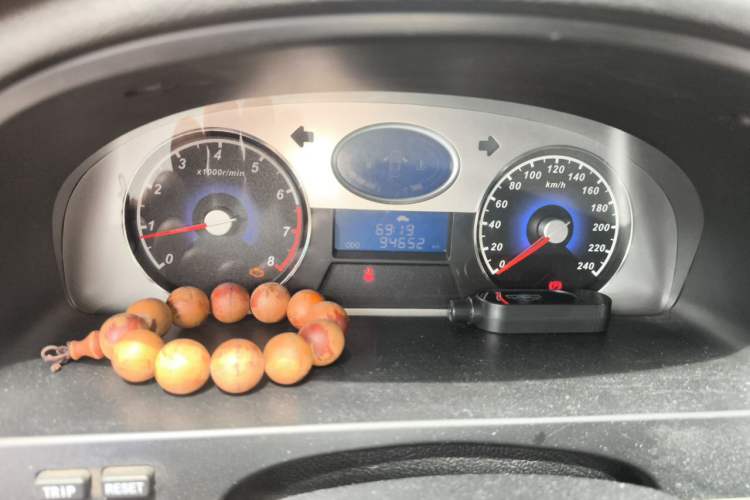 Used Geely Auto Classic Emgrand 2013 Sedan 1.8L Manual Entry-Level CNG Model Odometer Close Up
