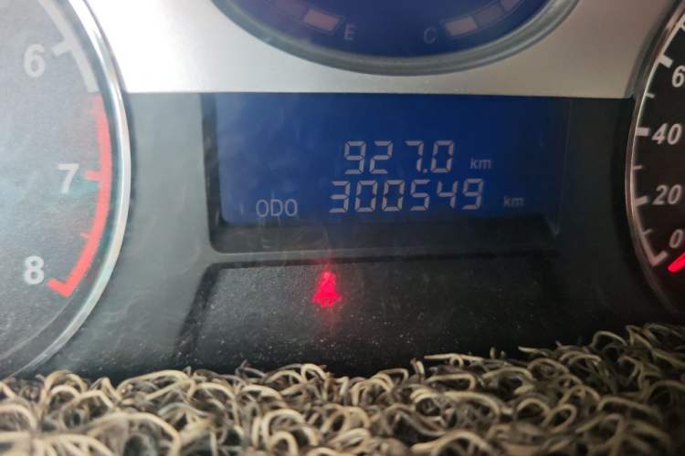 Used Geely Auto Classic Emgrand 2013 Sedan 1.8L Manual Entry-Level CNG Model Odometer Close Up