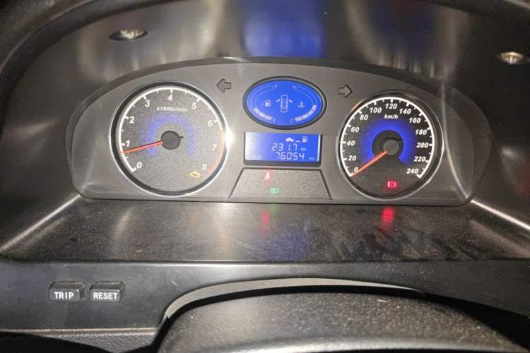 Used Geely Auto Classic Emgrand 2013 Sedan 1.5L Manual Entry-Level Model Odometer Close Up
