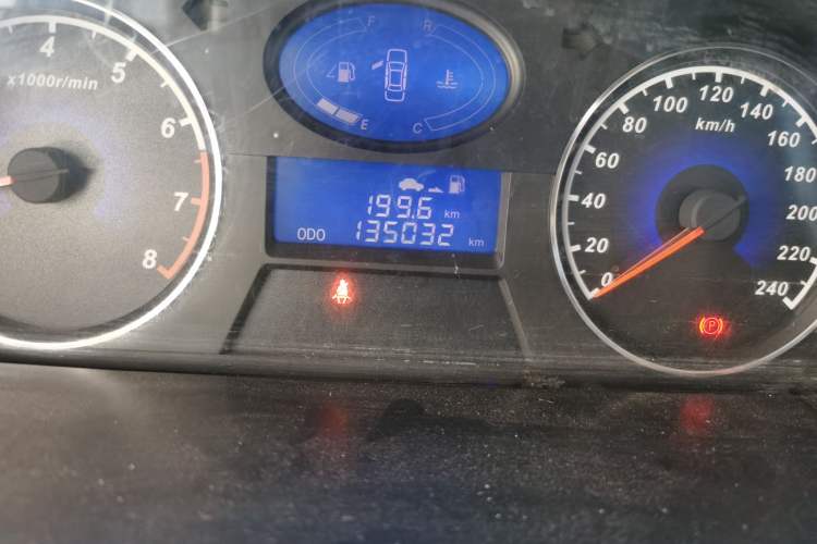 Used Geely Auto Classic Emgrand 2013 Hatchback 1.5L Manual Entry-Level Model Odometer Close Up