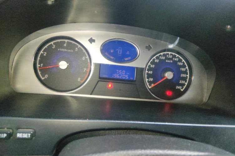 Used Geely Auto Classic Emgrand 2013 Sedan 1.8L Manual Entry-Level CNG Model Odometer Close Up