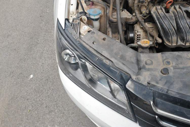 Used Geely Auto Classic Emgrand 2013 Sedan 1.8L Manual Elite CNG Model Right Front Headlight