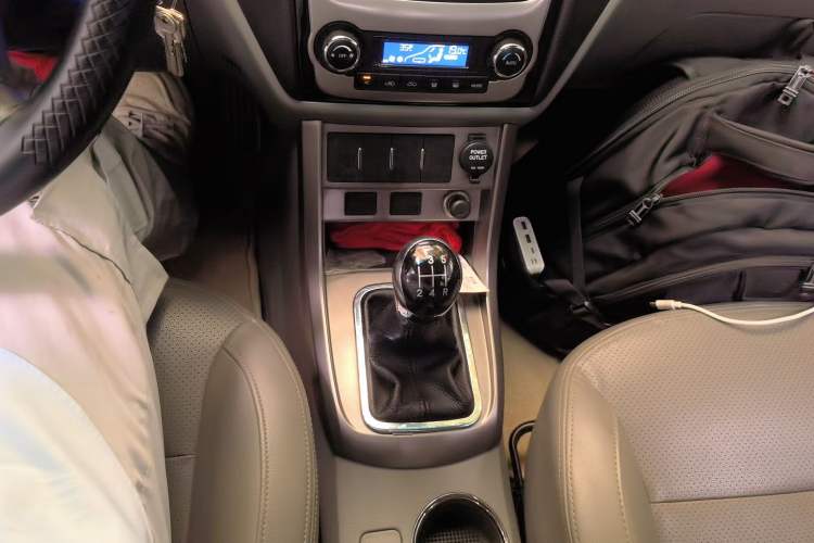 Used Geely Auto Classic Emgrand 2013 Sedan 1.8L Manual Entry-Level CNG Model Gear Lever