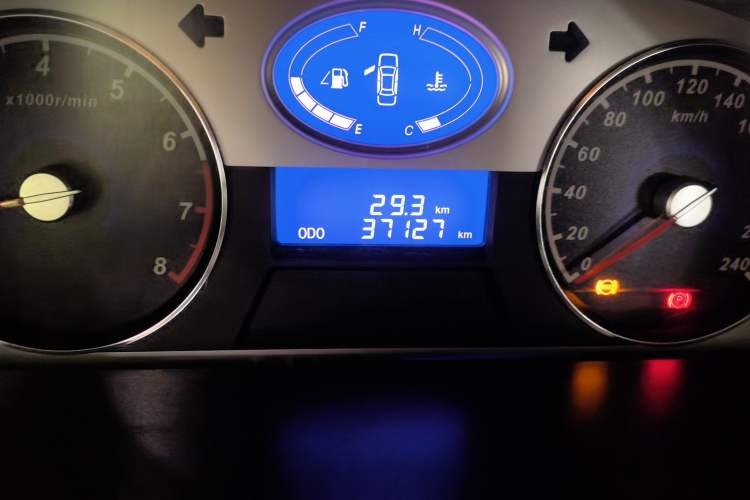 Used Geely Auto Classic Emgrand 2013 Sedan 1.8L Manual Entry-Level CNG Model Odometer Close Up