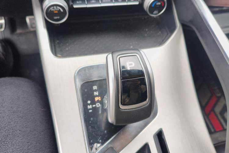 Used Geely Auto Coolray 2019 Sport Model 260T DCT Patrol China V Standard Gear Lever
